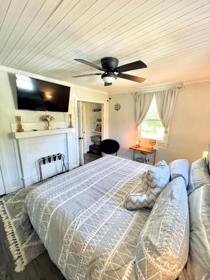 Giggling Creek Cottage - Bedjet! King Sized! Gazebo, 45 Acres, Arcades, Nintendo, More Henry ภายนอก รูปภาพ