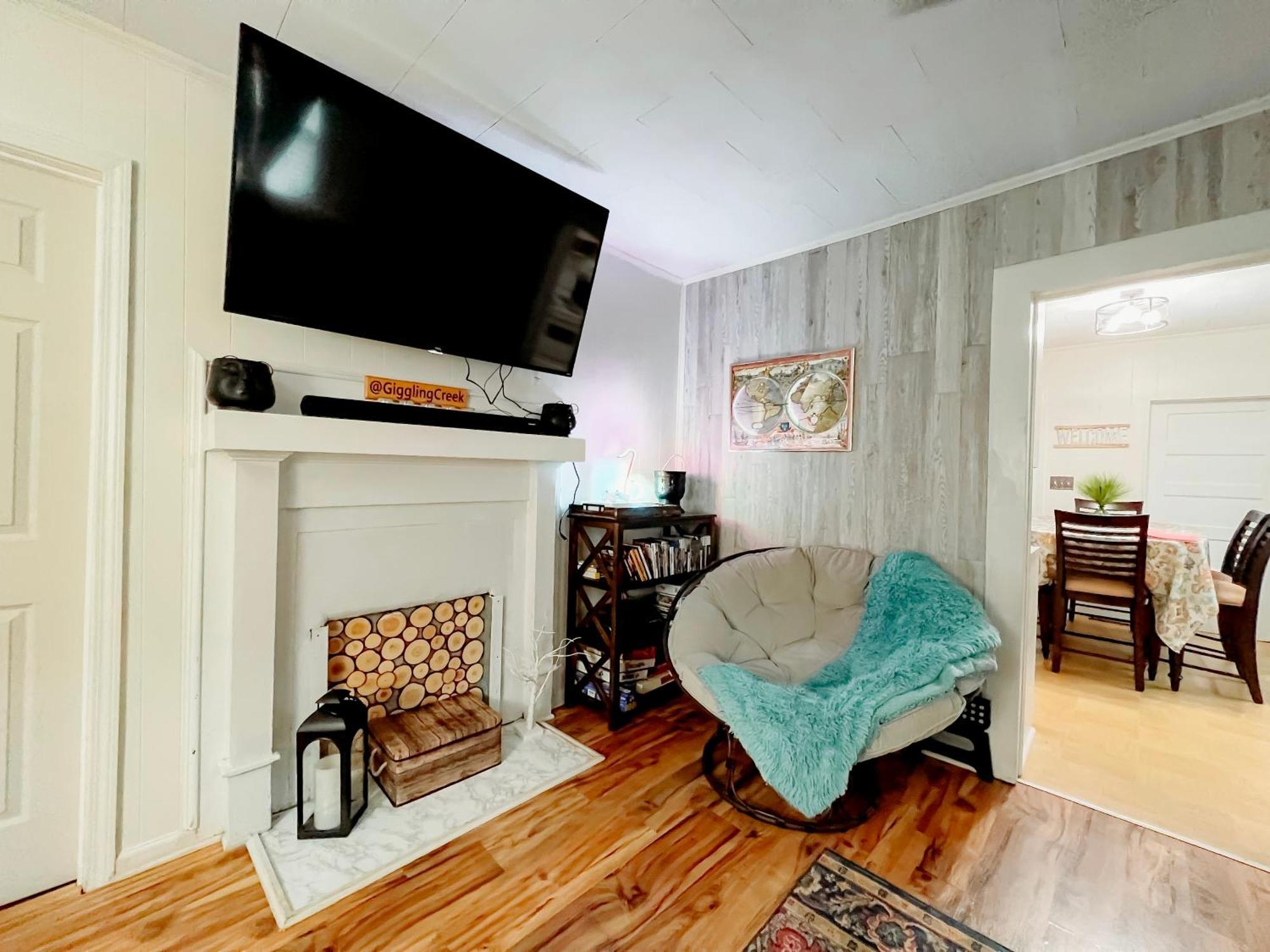 Giggling Creek Cottage - Bedjet! King Sized! Gazebo, 45 Acres, Arcades, Nintendo, More Henry ภายนอก รูปภาพ